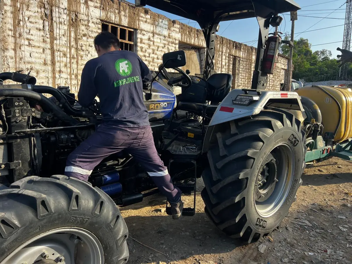 Mecánico de AgroFlorence revisando un tractor