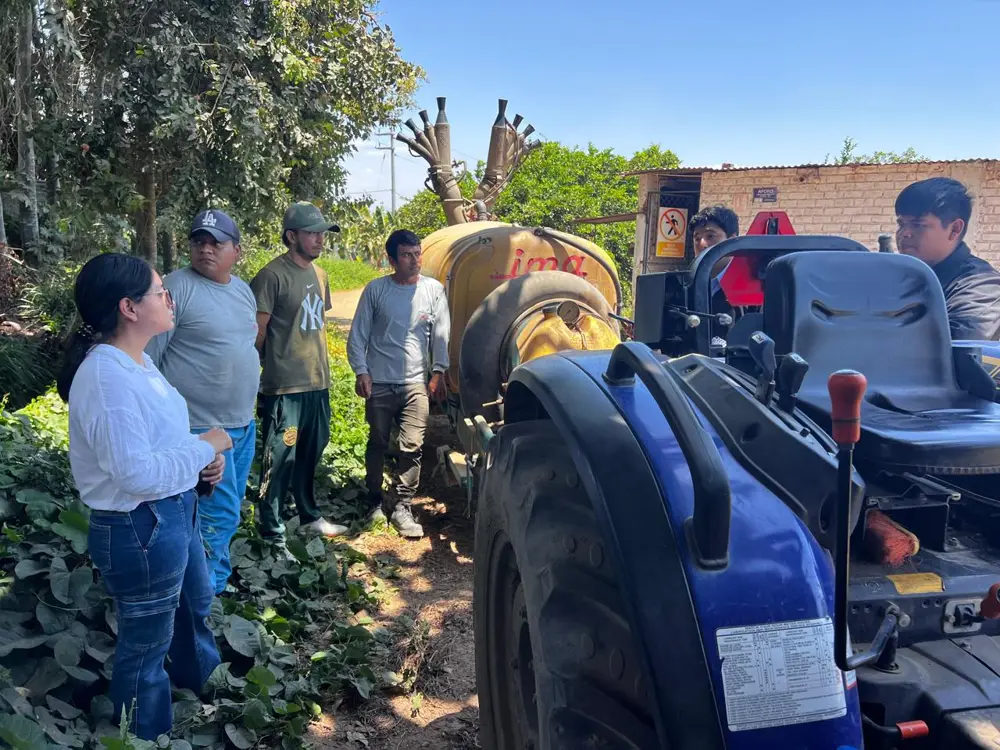 Equipo de AgroFlorence con clientes en fundo