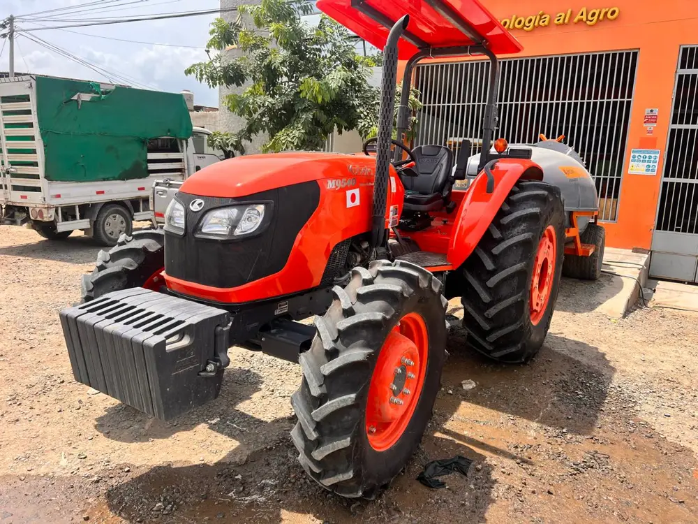 Tractor naranja frente a local